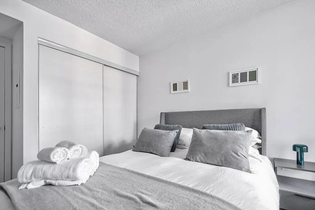 Designer 2Br Downtown Condo, Rogers Center Toronto Apartment